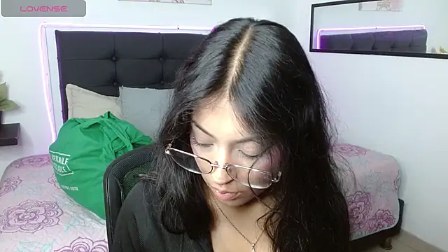 Snapshot of vaness_weet chatting on May 25, 8:15 pm vaness weet online show from May 25, 8:15 pm