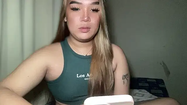 Snapshot of MissCataleyaxxx chatting on February 18, 12:15 am MissCataleyaxxx online show from February 18, 12:15 am