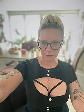 German Milf online show from February 17, 1:32 pm