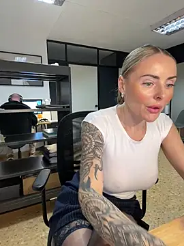 Snapshot of EmaSalis chatting on January 27, 11:22 am EmaSalis online show from January 27, 11:22 am