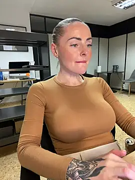 Snapshot of EmaSalis chatting on February 1, 4:22 pm EmaSalis online show from February 1, 4:22 pm