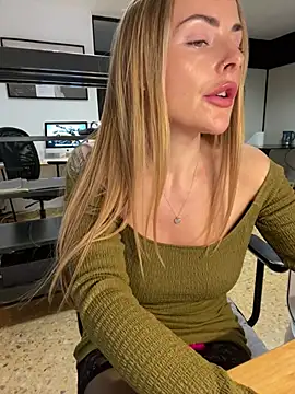 Snapshot of EmaSalis chatting on February 5, 12:17 pm EmaSalis online show from February 5, 12:17 pm