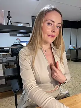 Snapshot of EmaSalis chatting on March 3, 9:33 am EmaSalis online show from March 3, 9:33 am