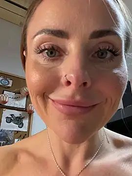 Snapshot of EmaSalis chatting on March 4, 1:38 pm EmaSalis online show from March 4, 1:38 pm