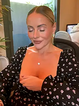 Snapshot of EmaSalis chatting on September 25, 9:24 am EmaSalis online show from September 25, 9:24 am