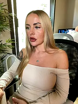 Snapshot of EmaSalis chatting on October 9, 10:02 am EmaSalis online show from October 9, 10:02 am