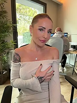 Snapshot of EmaSalis chatting on November 10, 11:09 am EmaSalis online show from November 10, 11:09 am