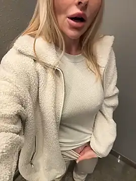 Snapshot of EmaSalis chatting on November 27, 8:16 am EmaSalis online show from November 27, 8:16 am