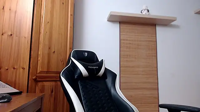 Snapshot of Lisakisss chatting on February 23, 6:01 pm Lisakisss online show from February 23, 6:01 pm