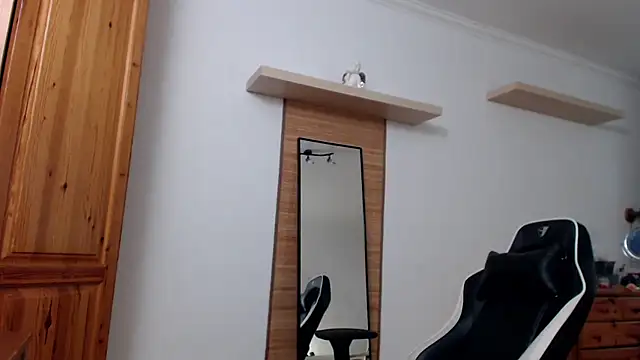 Snapshot of Lisakisss chatting on March 6, 7:57 am Lisakisss online show from March 6, 7:57 am