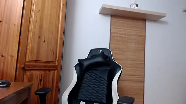 Snapshot of Lisakisss chatting on March 9, 8:29 am Lisakisss online show from March 9, 8:29 am