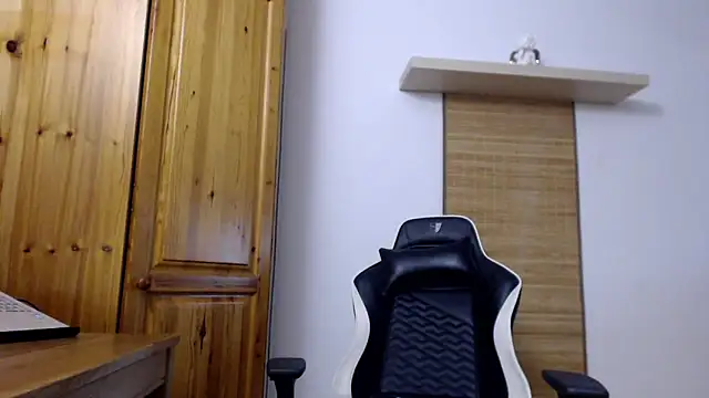 Snapshot of Lisakisss chatting on March 23, 8:15 am Lisakisss online show from March 23, 8:15 am