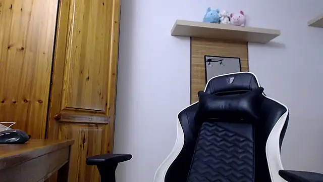 Snapshot of Lisakisss chatting on October 6, 6:44 am Lisakisss online show from October 6, 6:44 am