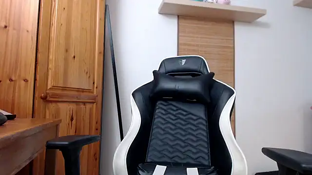 Snapshot of Lisakisss chatting on October 18, 5:54 am Lisakisss online show from October 18, 5:54 am