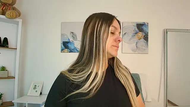 Snapshot of Isabella_Harley chatting on July 10, 1:25 pm Isabella Harley online show from July 10, 1:25 pm