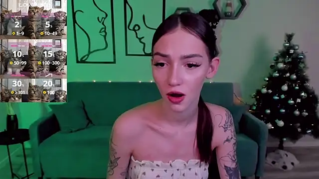 Snapshot of SophieCatty chatting on January 4, 1:53 pm SophieCatty online show from January 4, 1:53 pm