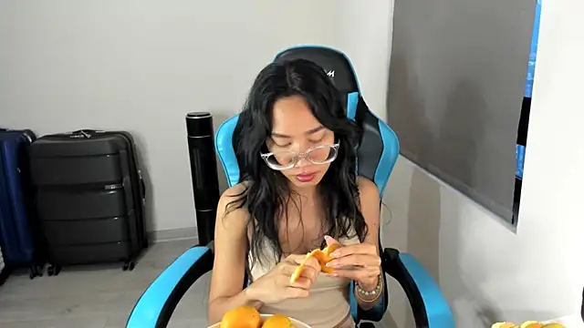 Snapshot of itsyourcassie chatting on December 13, 11:54 pm itsyourcassie online show from December 13, 11:54 pm