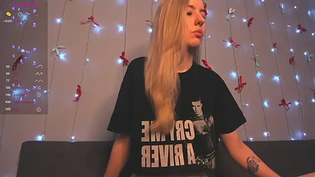 Snapshot of Fire_moth chatting on January 19, 6:17 am Fire moth online show from January 19, 6:17 am