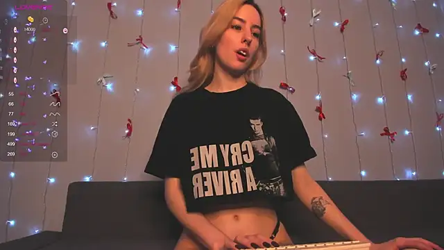 Snapshot of Fire_moth chatting on February 17, 7:38 am Fire moth online show from February 17, 7:38 am