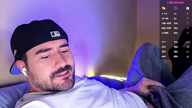 Snapshot of DominantTheo chatting on December 18, 4:18 am DominantTheo online show from December 18, 4:18 am