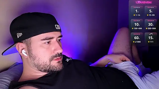 Snapshot of DominantTheo chatting on March 3, 4:18 am DominantTheo online show from March 3, 4:18 am