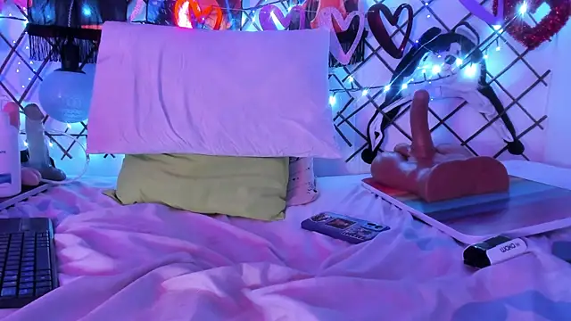 Snapshot of Alice_jacobs1 chatting on March 13, 7:42 am Alice jacobs1 online show from March 13, 7:42 am