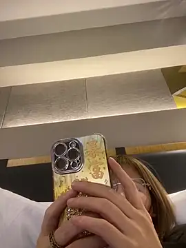 Snapshot of S00 chatting on January 8, 3:51 am S00 online show from January 8, 3:51 am