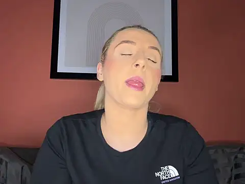 Snapshot of Strongqueen chatting on December 18, 5:31 pm Strongqueen online show from December 18, 5:31 pm