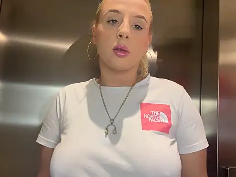 Snapshot of Strongqueen chatting on January 8, 5:26 pm Strongqueen online show from January 8, 5:26 pm