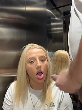 Snapshot of Strongqueen chatting on January 12, 2:24 am Strongqueen online show from January 12, 2:24 am