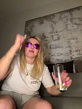 Snapshot of Strongqueen chatting on January 15, 10:24 pm Strongqueen online show from January 15, 10:24 pm