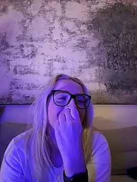 Snapshot of Strongqueen chatting on January 18, 12:13 am Strongqueen online show from January 18, 12:13 am