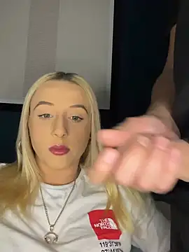 Snapshot of Strongqueen chatting on February 14, 11:42 pm Strongqueen online show from February 14, 11:42 pm