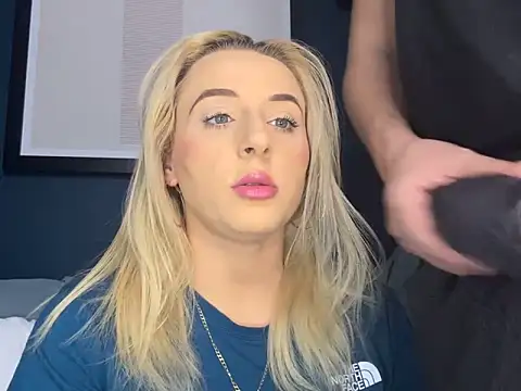 Snapshot of Strongqueen chatting on February 15, 8:43 pm Strongqueen online show from February 15, 8:43 pm