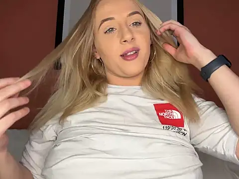 Snapshot of Strongqueen chatting on March 4, 12:29 am Strongqueen online show from March 4, 12:29 am