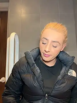 Snapshot of Strongqueen chatting on October 18, 8:42 pm Strongqueen online show from October 18, 8:42 pm