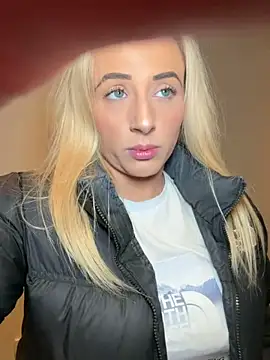 Snapshot of Strongqueen chatting on December 14, 8:57 pm Strongqueen online show from December 14, 8:57 pm