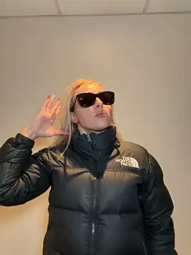 Snapshot of Strongqueen chatting on December 18, 11:44 pm Strongqueen online show from December 18, 11:44 pm