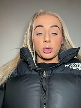 Snapshot of Strongqueen chatting on December 20, 9:11 pm Strongqueen online show from December 20, 9:11 pm