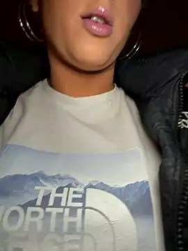 Snapshot of Strongqueen chatting on January 10, 7:04 pm Strongqueen online show from January 10, 7:04 pm