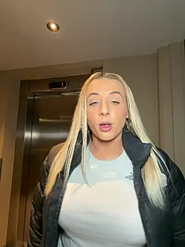 Snapshot of Strongqueen chatting on January 11, 6:24 pm Strongqueen online show from January 11, 6:24 pm