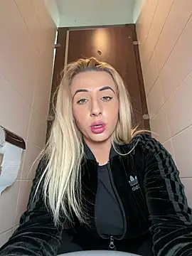 Snapshot of Strongqueen chatting on March 21, 11:48 am Strongqueen online show from March 21, 11:48 am