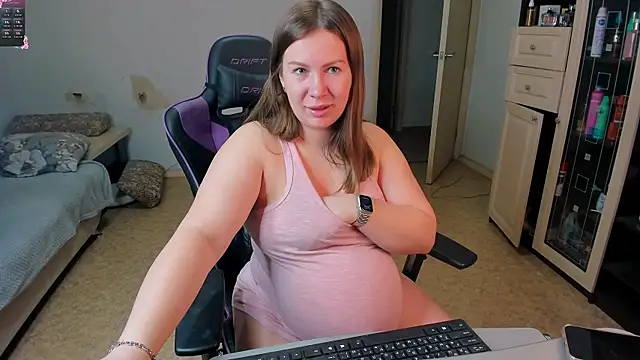 Snapshot of stella_vestal chatting on March 8, 4:00 pm stella vestal online show from March 8, 4:00 pm