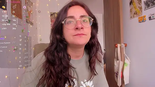 Snapshot of linda_giggle chatting on October 29, 8:32 pm linda giggle online show from October 29, 8:32 pm