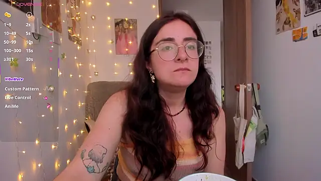 Snapshot of linda_giggle chatting on November 5, 9:59 pm linda giggle online show from November 5, 9:59 pm