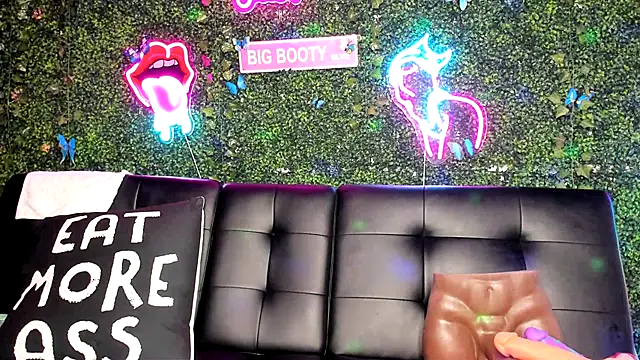 ThickAssRena online show from December 12, 10:45 am