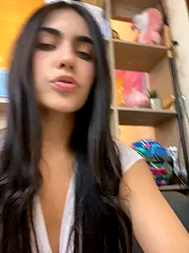 Snapshot of DaphneUwu chatting on November 1, 12:01 am DaphneUwu online show from November 1, 12:01 am