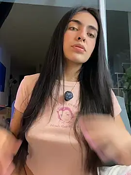 Snapshot of DaphneUwu chatting on June 14, 2:24 am DaphneUwu online show from June 14, 2:24 am