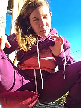 Snapshot of Lina_lou4 chatting on December 14, 12:43 pm Lina lou4 online show from December 14, 12:43 pm