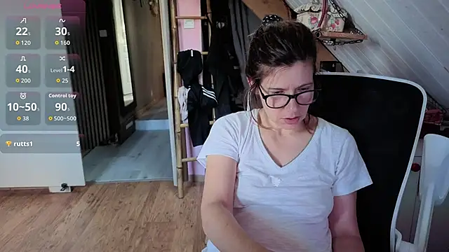 Snapshot of Lina_lou4 chatting on May 13, 5:43 pm Lina lou4 online show from May 13, 5:43 pm